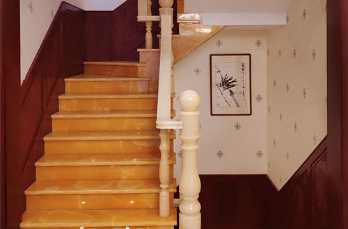 安丘中式别墅室内汉白玉石楼梯的定制安装装饰效果